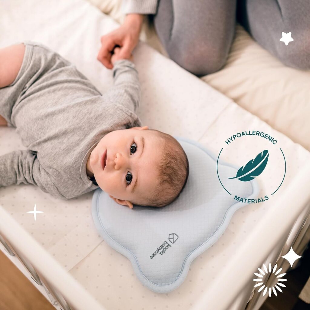 Matratzen kaufen Schweiz, Bettdecken kaufen Schweiz, Kopfkissen kaufen Schweiz Babykissen im Kinderbett, Baby schaut zufrieden