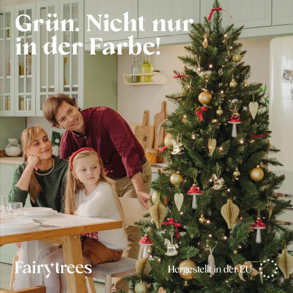 Matratzen kaufen Schweiz, Bettdecken kaufen Schweiz, Kopfkissen kaufen Schweiz Familie am gedeckten Tisch vor der FairyTrees Fichte Natur FT01