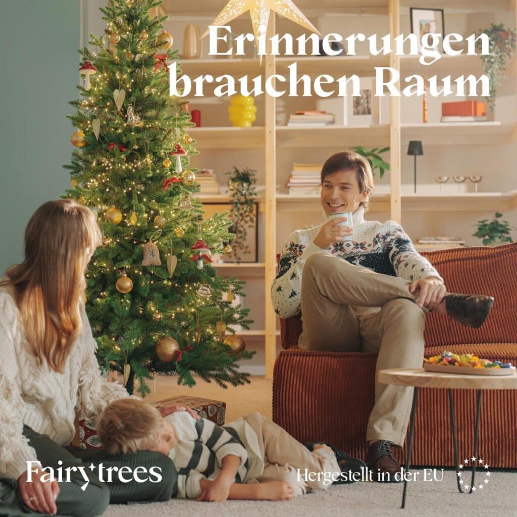 Matratzen kaufen Schweiz, Bettdecken kaufen Schweiz, Kopfkissen kaufen Schweiz Familie im Wohnzimmer neben der FairyTrees Nordmanntanne FT05