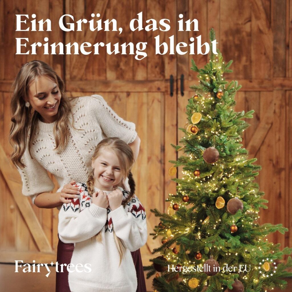 Matratzen kaufen Schweiz, Bettdecken kaufen Schweiz, Kopfkissen kaufen Schweiz Mutter und Tochter vor der geschmückten FairyTrees Nordmanntanne FT05