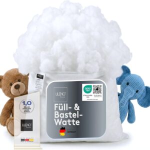 Vliesbeutel mit weisser Füllwatte, daneben ein Teddy und ein gehäkelter Elefant