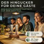 Salz- und Pfeffermühle auf dem gedeckten Esstisch