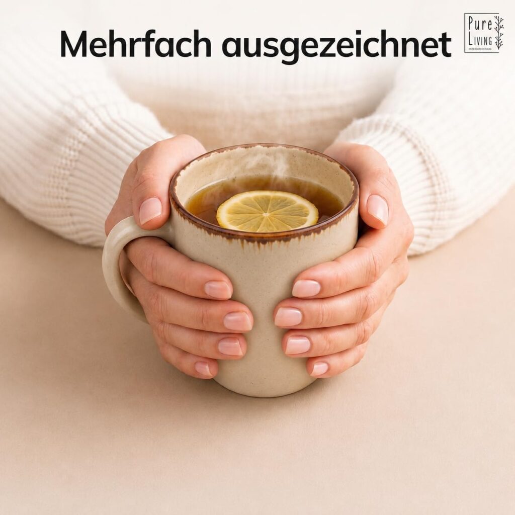 Matratzen kaufen Schweiz, Bettdecken kaufen Schweiz, Kopfkissen kaufen Schweiz Hände halten eine grosse Rustic Tasse