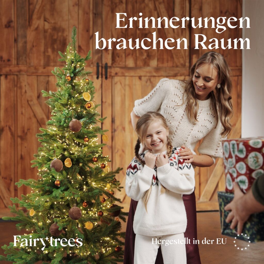 Matratzen kaufen Schweiz, Bettdecken kaufen Schweiz, Kopfkissen kaufen Schweiz Sapin de Bavière FairyTrees SLIM décoré dans le salon
